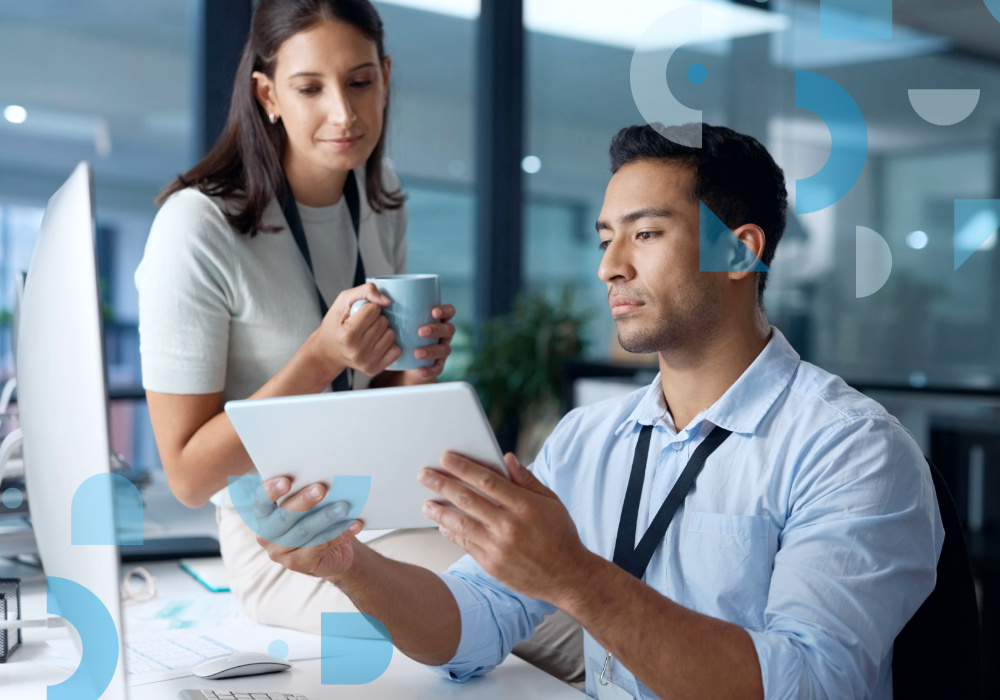 Profesionales de TI revisando indicadores de desempeño del área 