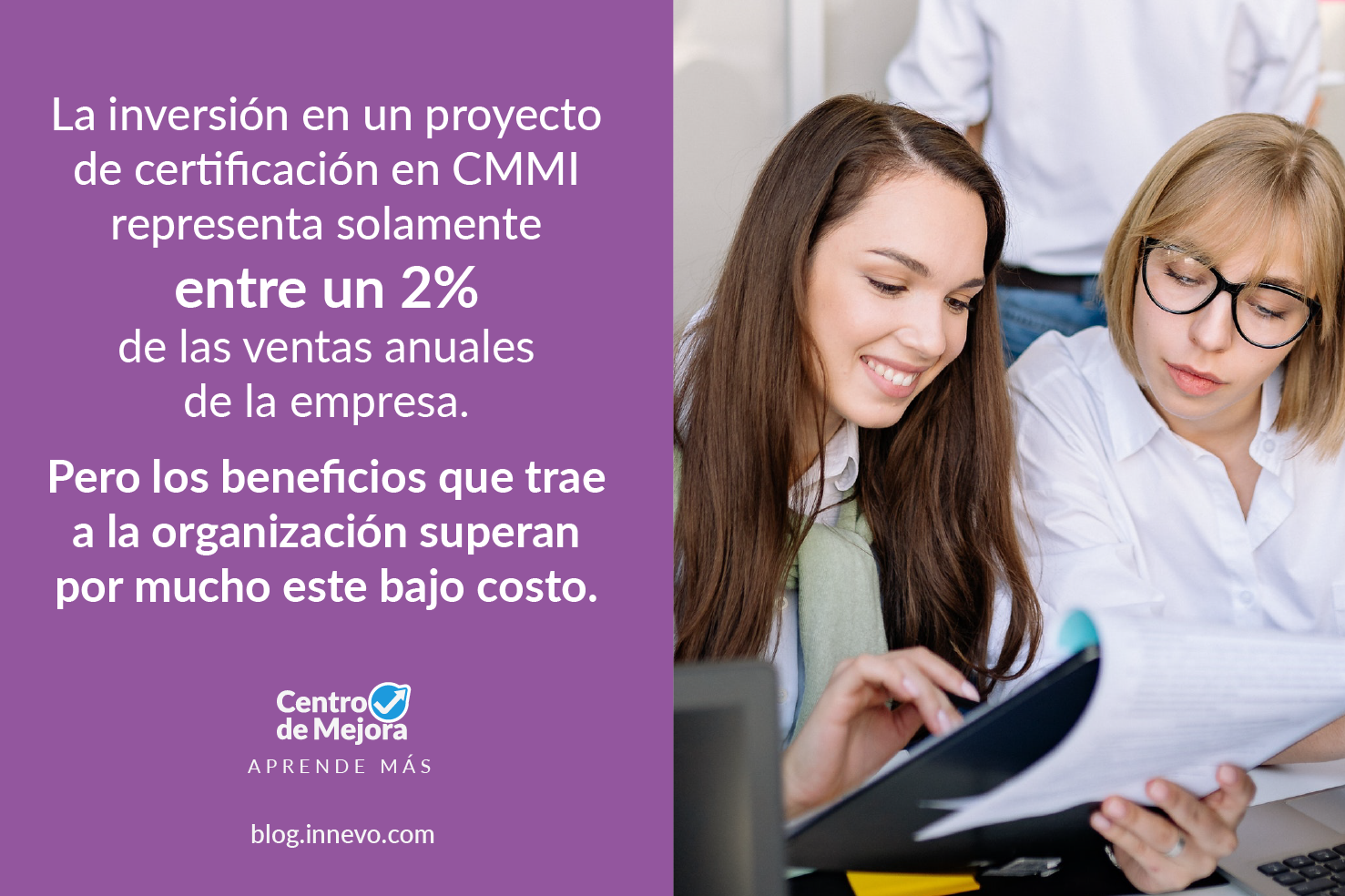 Personas revisando notas y relación costo-beneficio de una certificación CMMI para su empresa. La inversión en un proyecto de certificación en CMMI representa un promedio del 2% de las ventas anuales de la empresa. Pero los beneficios que trae a la organización superan por mucho este bajo costo.