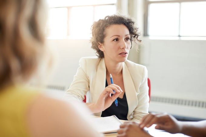 Directivo liderando reunión de trabajo