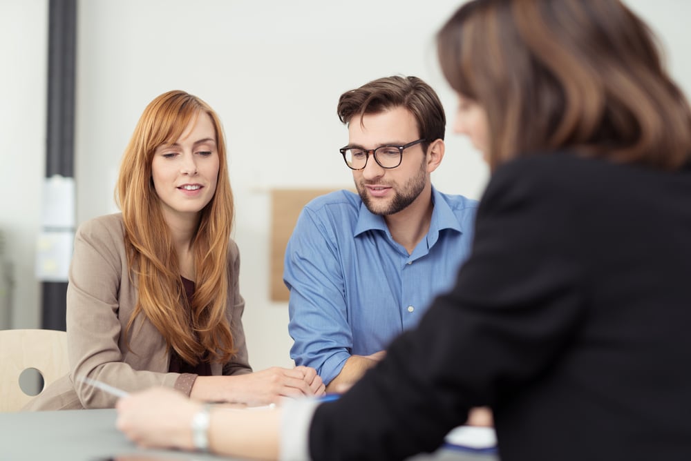 Gerente de PMO trabajando con los directores de proyecto