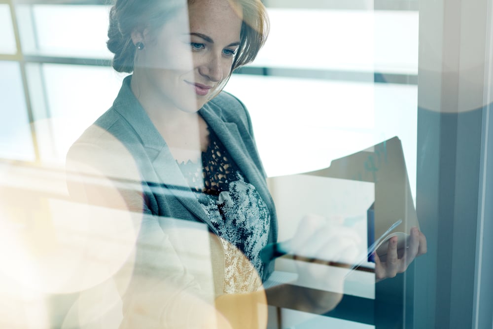 Directivo de empresa de desarrollo de software analizando las oportunidades de negocio con el nearshoring en México