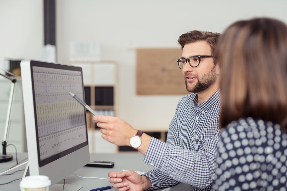 Manager revisando realizando la gestión de los proyectos de software con su compañera