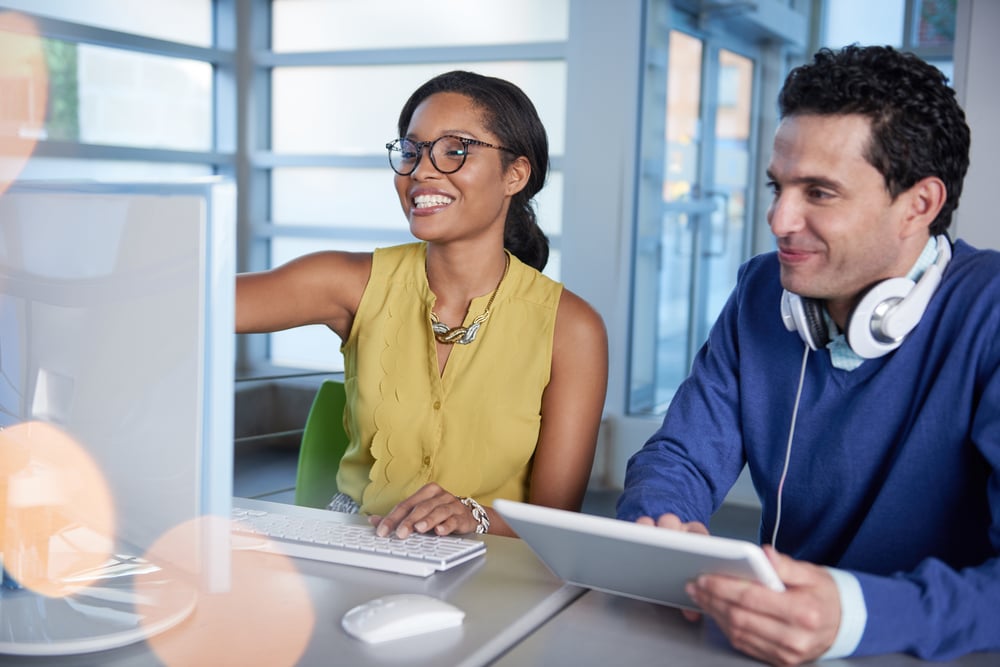 Ejecutivos trabajando con la información en su empresa en diferentes dispositivos