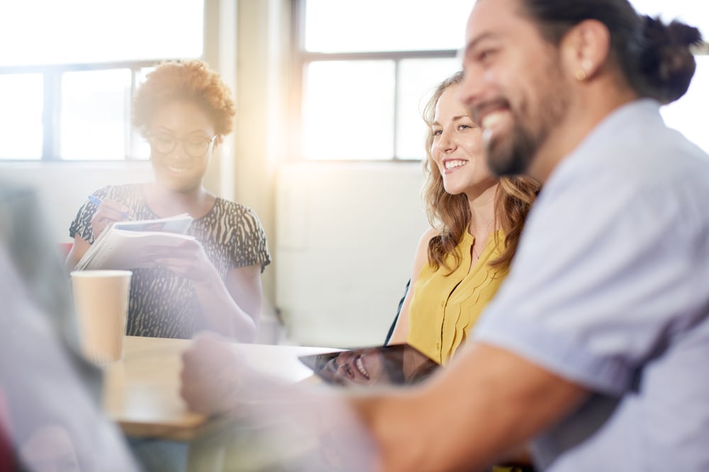 equipo de trabajo y clientes de un proyecto satisfechos con el avance en la ejecución del proyecto