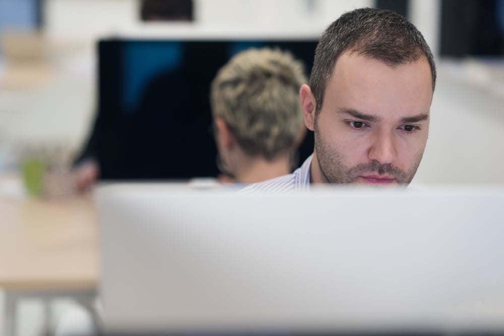 Programador trabajando en un proyecto de desarrollo de software en una oficina