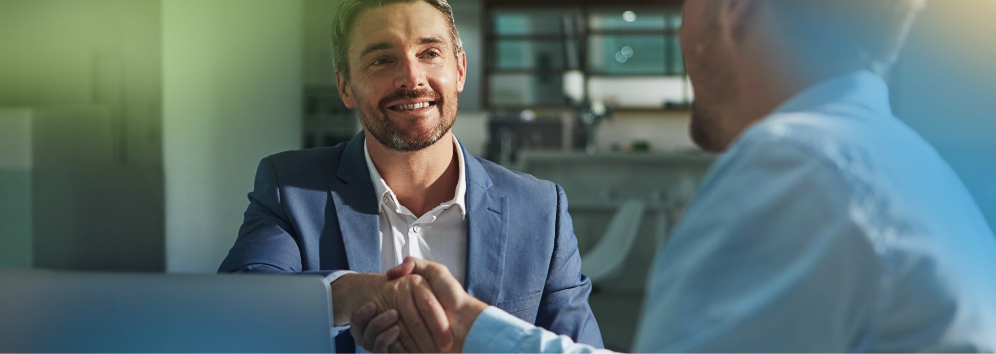 Empresario de Tecnologías con empresa certificada CMMI cerrando un trato con un cliente de gobierno