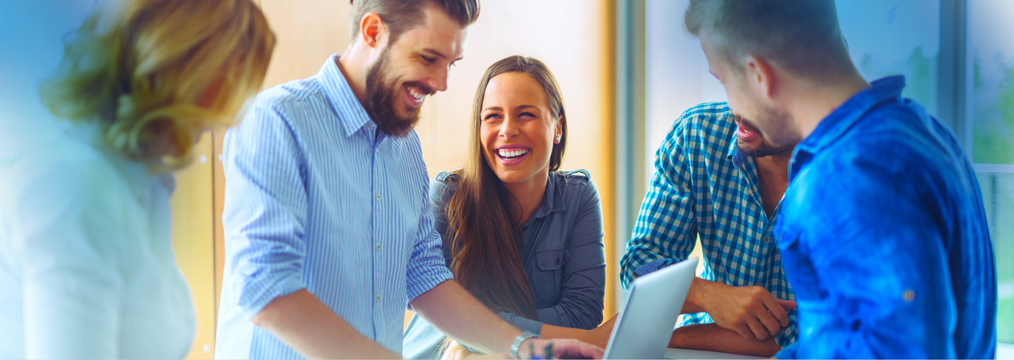 Equipo trabajando con procesos que mantienen la eficacia y resultados de la empresa