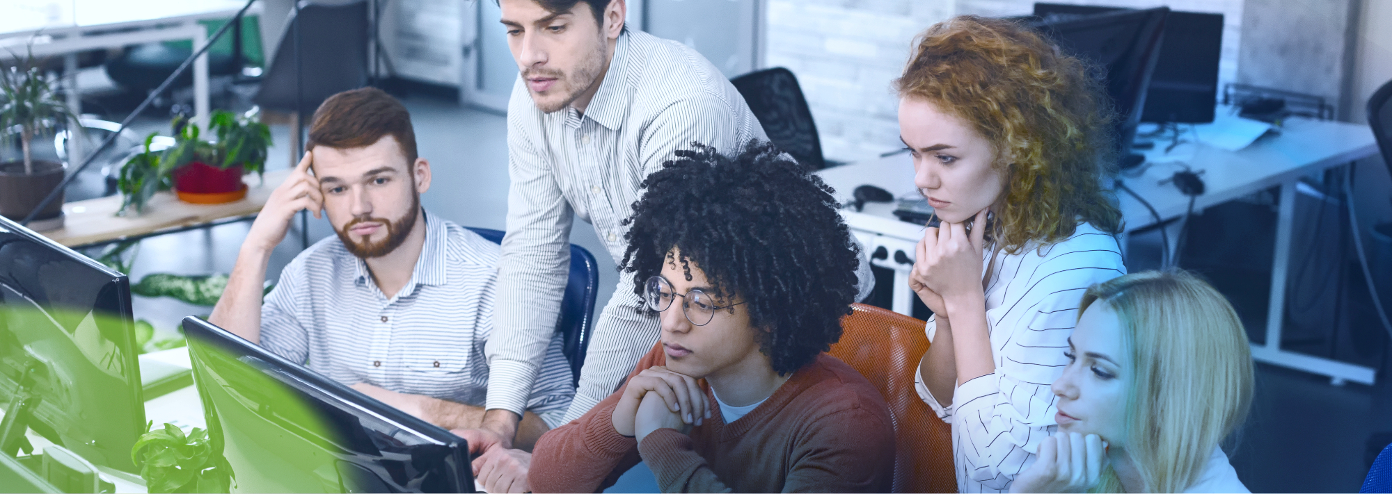 Personas de empresa evaluando un problema de seguridad de la información