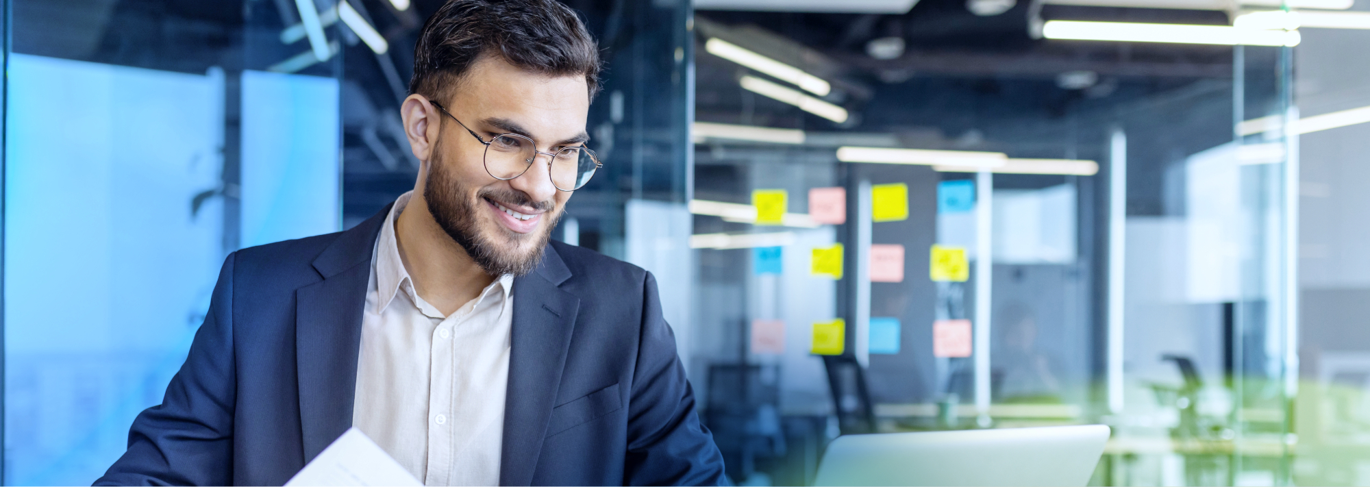 Empresario explorando información sobre la certificación ISO 27001 para su empresa