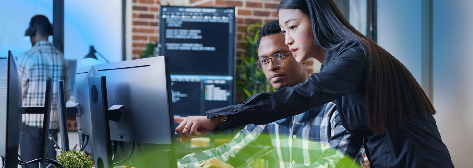 Personal de TI y Administrativo trabajando bajo la ISO 27001