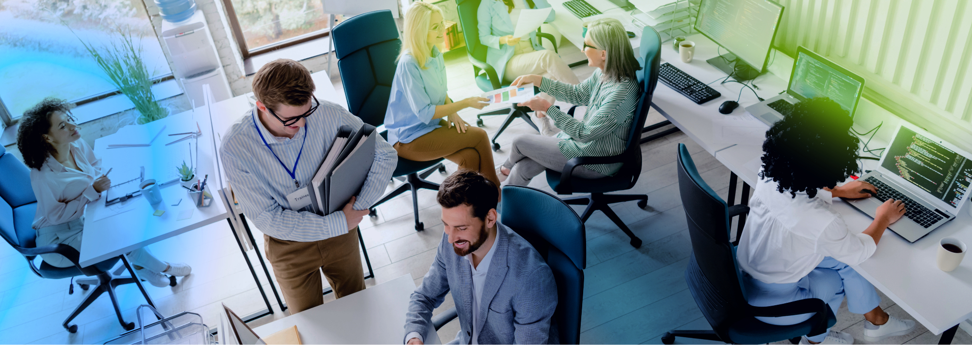 Personas diversas trabajando en oficina de forma ordenada y activa.