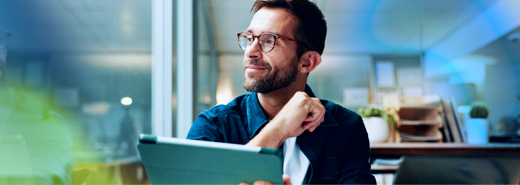 Empresario pensando en la innovación para su empresa, servicios, procesos, productos.