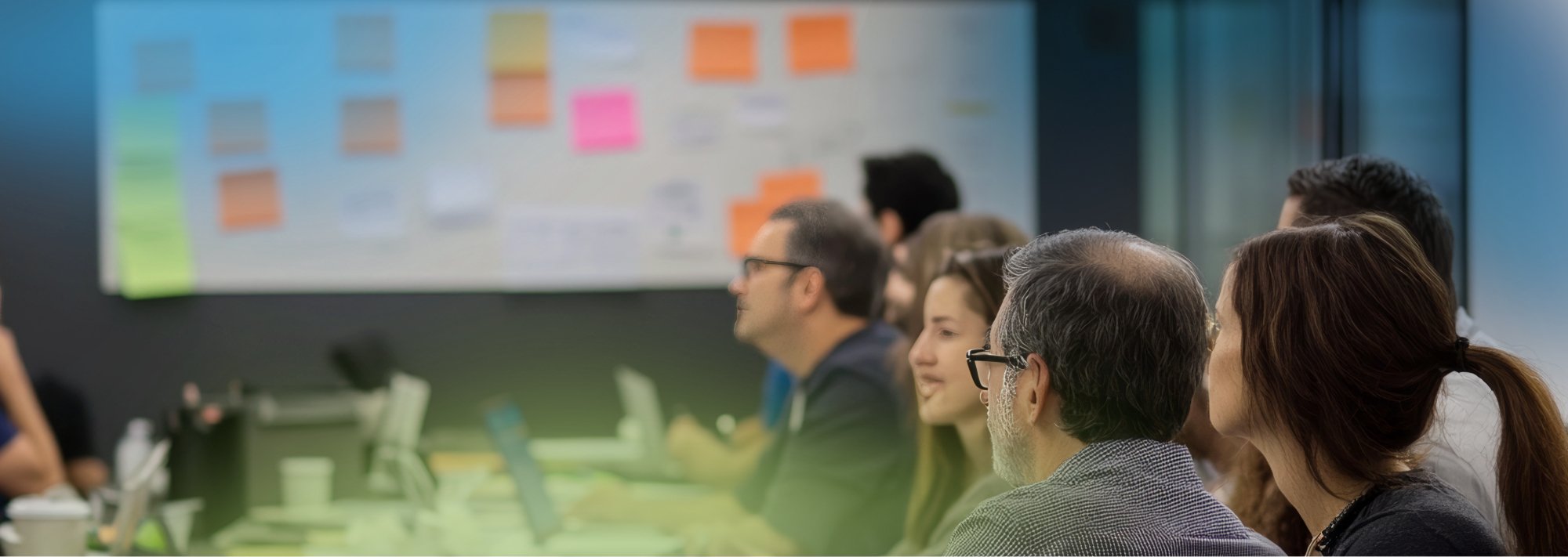 Project manager y equipo trabajando en una reunión de gestión agile de proyectos