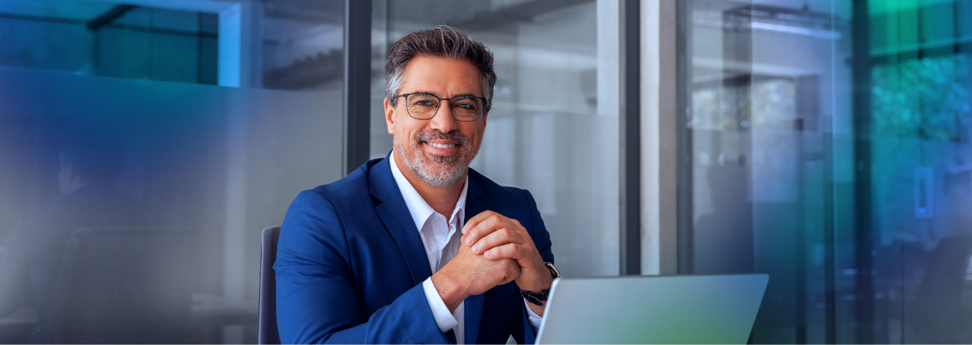 Empresario en su escritorio, planificación y desarrollo de la resiliencia organizacional
