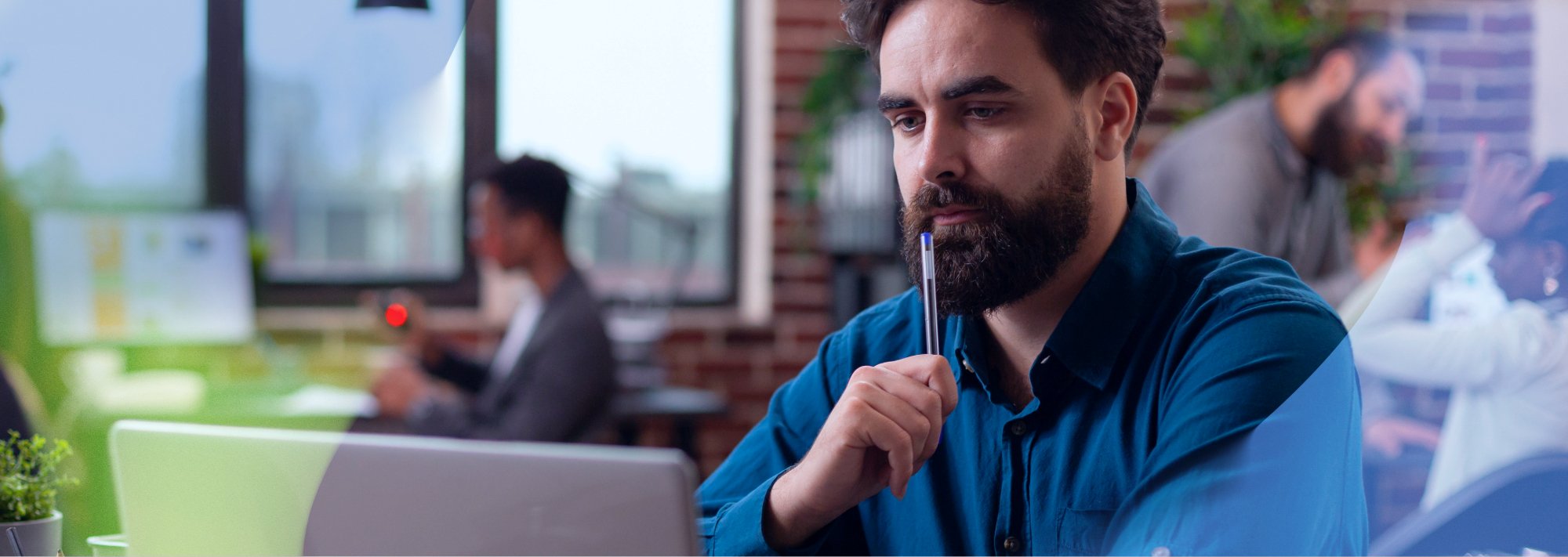 Manager revisando las áreas de mejora en su equipo y empresa