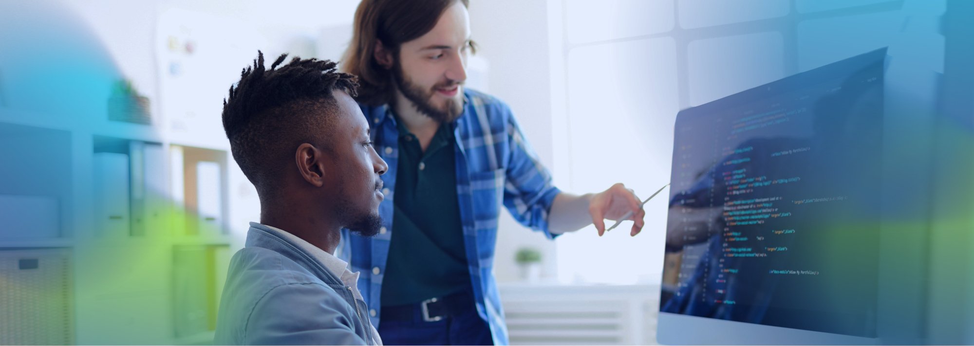 Ingenieros de Software revisando el rendimiento y calidad del software en su proyecto