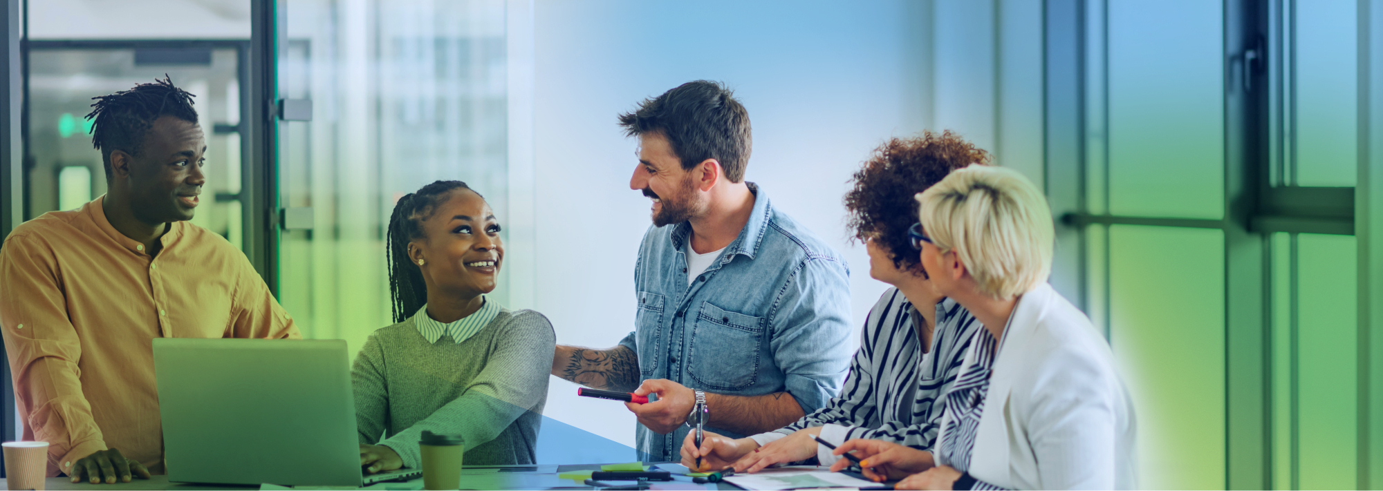 Equipo implementando un sistema de gestión de calidad del producto para empresa de desarrollo de software