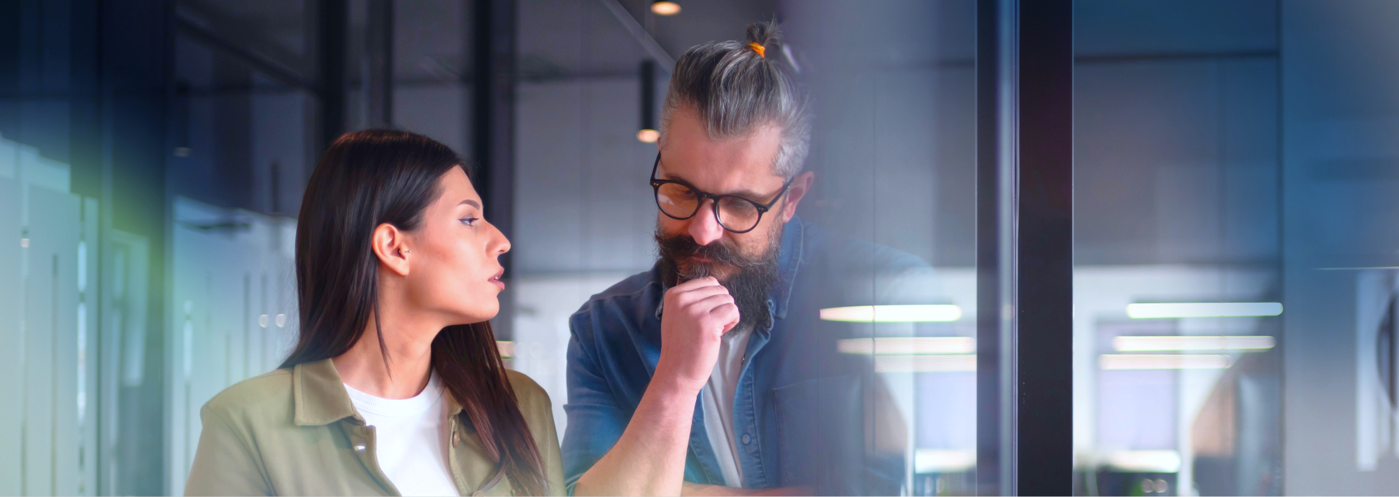 Empresarios de empresa pequeña analizando los beneficios y potencial de la certificación CMMI en su empresa