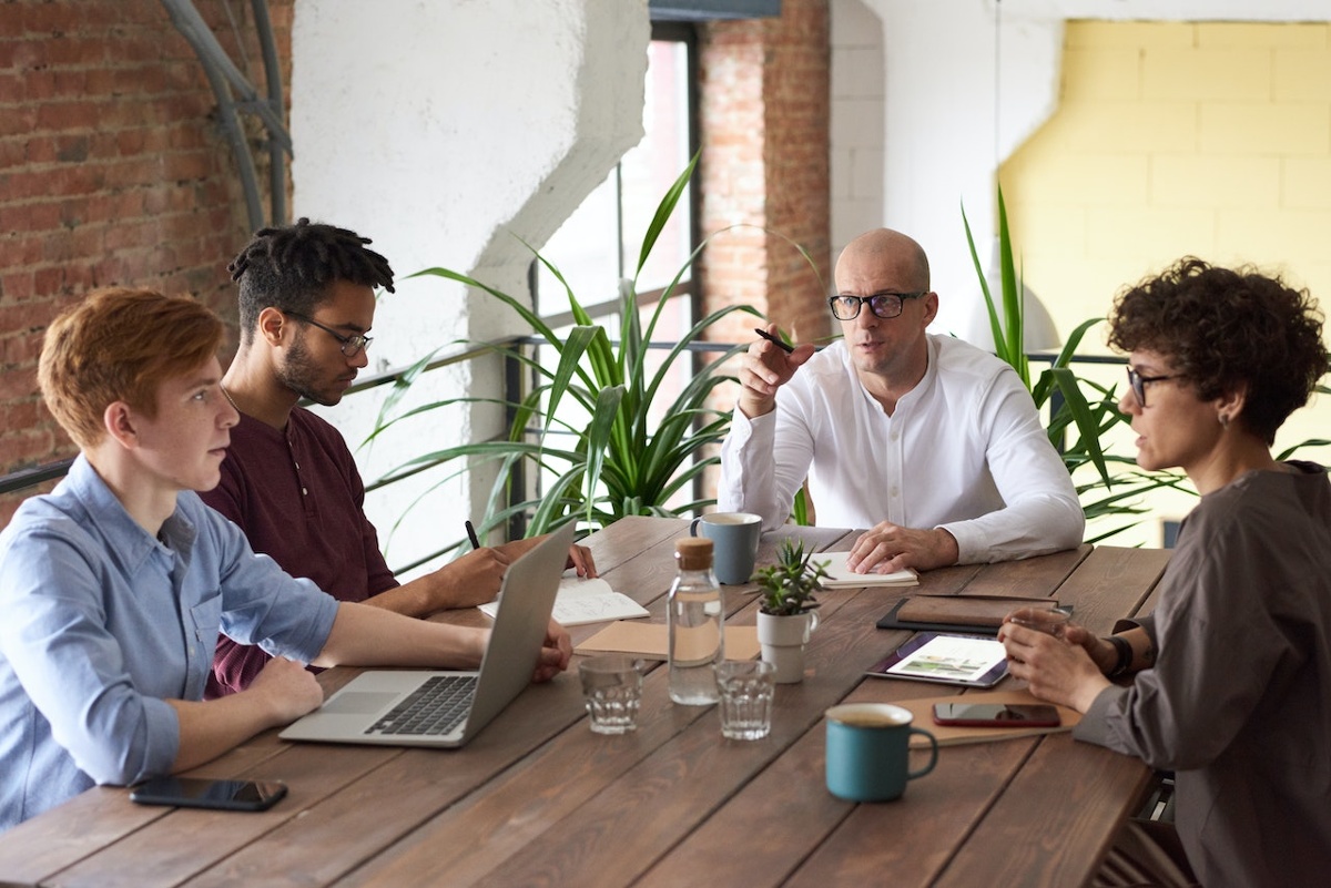 Directivo con su equipo en una reunión de gestión empresarial