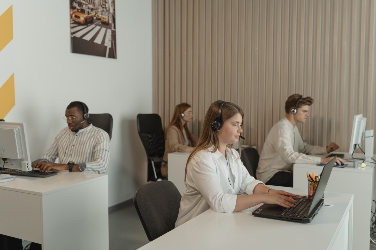 Ejecutivos en espacio de trabajo, atención al cliente con seguridad de la información y alta calidad en el servicio de TI