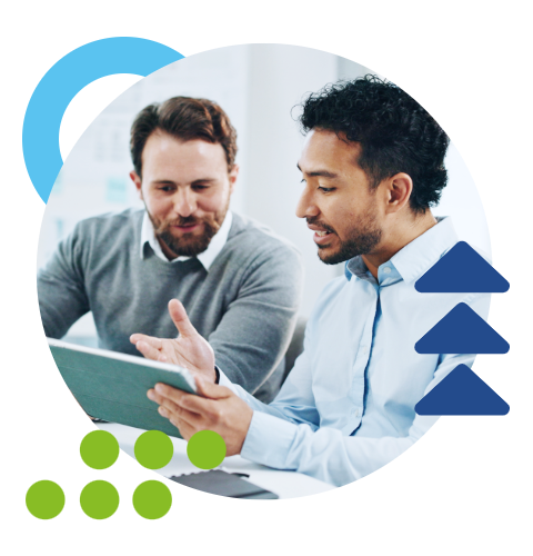 Consultor y ejecutivo analizando las prácticas del modelo CMMI Consultor y ejecutivo analizando las prácticas del modelo CMMI